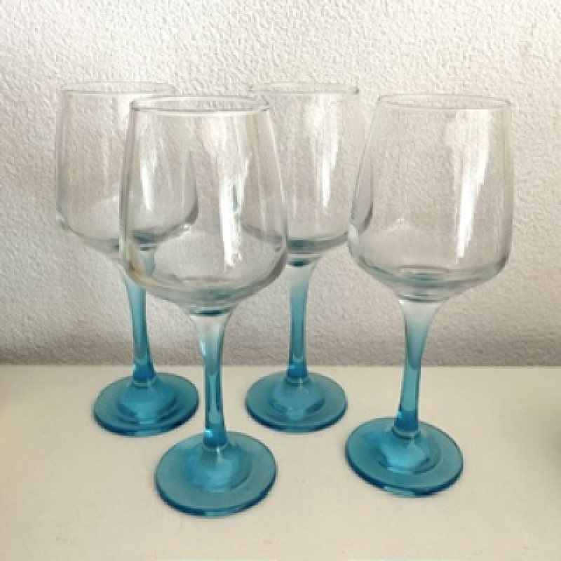 4 Wineglasses light blue stand